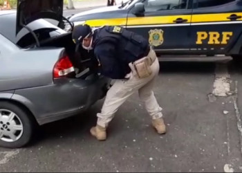 Homem é preso com 12 quilos de maconha escondidos dentro de carro na BR-316